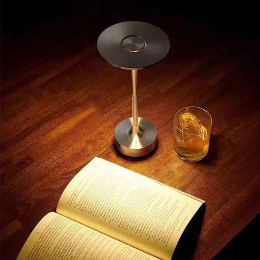 מנורת שולחן נטענת